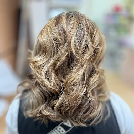 Ondas voluminosas con mechas rubio dorado en Salón de Belleza Aurora