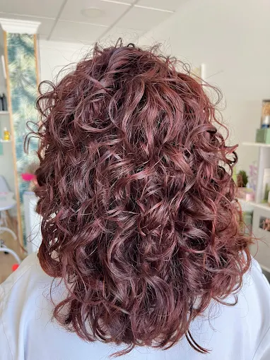 Cabello largo liso con color bruno y reflejos sutiles en Salón Aurora