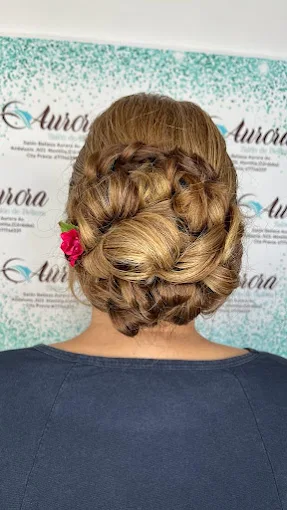 Balayage caramelo con ondas glamurosas realizadas en Salón de Belleza Aurora